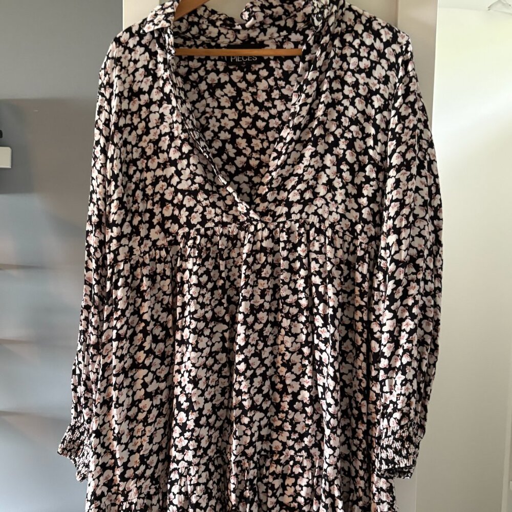 Lovely Pieces Floral Midi Dress (M)